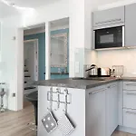 La דירה *